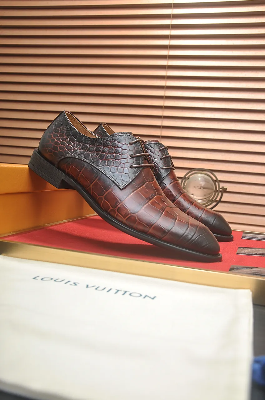Men's men's shoes 💰540💶 [LV] (original single cowhide lining) 🍀LV's latest genuine leather business suit shoes are launched simultaneously on the official website. The first-layer cowhide imported from Italy is made of heavy gold, 💥official website 1:1 rubber outsole. Versatile to wear, high-end without losing class, and the color combination is extraordinary. This four-season style is alluring when worn on your feet, showing off your big-name flair. Standard code 38-45 (45 customized)